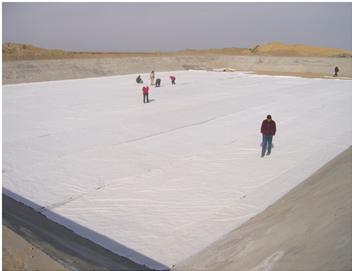 Geotextil no tejido para filtración, aislamiento y refuerzo.