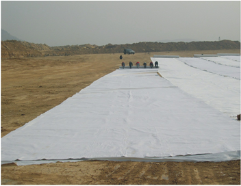 Instalaci&oacute;n de geotextil en la entrada